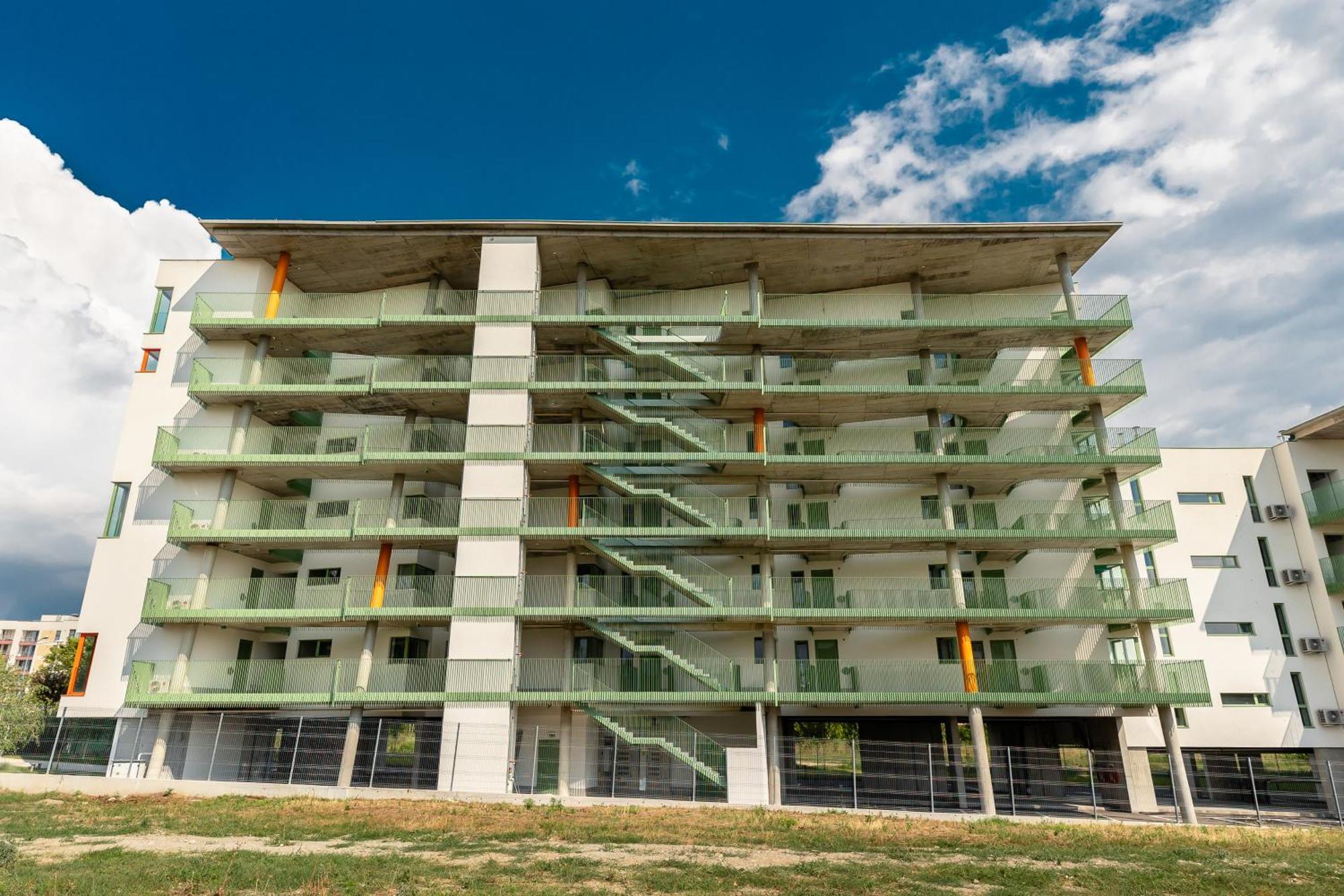 Roots One - Lakeview Escape With Balcony & Parking Bukarest Exteriör bild